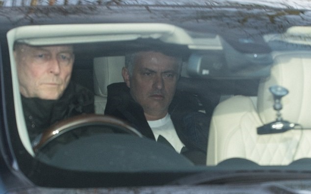 Thua derby, Mourinho và học trò mặt bí xị đến sân tập - Bóng Đá