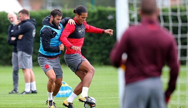Không thể tới Liverpool, Van Dijk ngoan ngoãn trở lại tập luyện - Bóng Đá