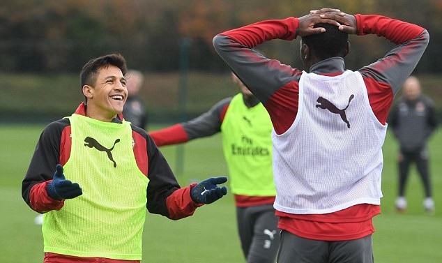 Hết rê dắt rồi xoạc bóng, Ozil cân cả buổi tập của Arsenal - Bóng Đá