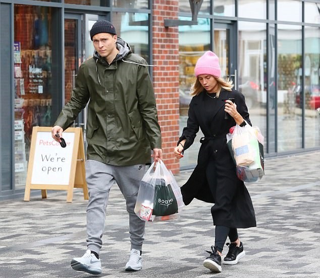 Mặc đại chiến Liverpool, Lindelof rảo bước đi shopping - Bóng Đá