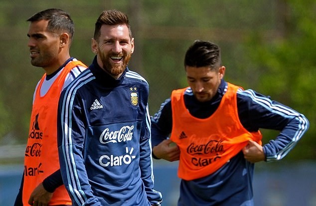 Argentina nguy cơ bị loại, Messi vẫn cười tươi - Bóng Đá