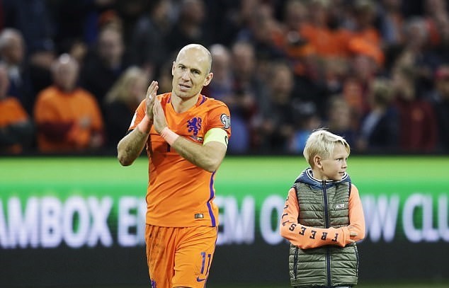 Nghẹn nước mắt ngày Arjen Robben chia tay 'Cơn lốc màu da cam' - Bóng Đá