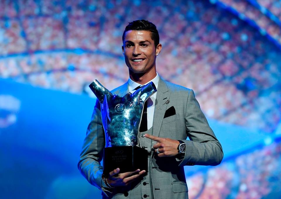 Ronaldo bảnh bao ôm trọn 2 giải thưởng cao quý - Bóng Đá