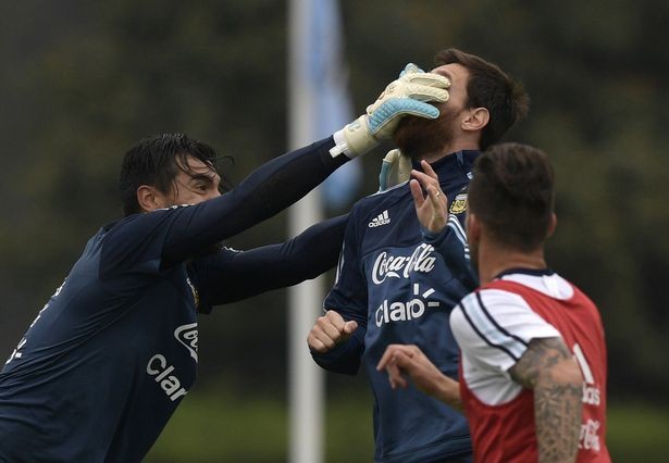 Romero đấm thẳng mặt Messi trong buổi tập thứ 2 của Argentina - Bóng Đá