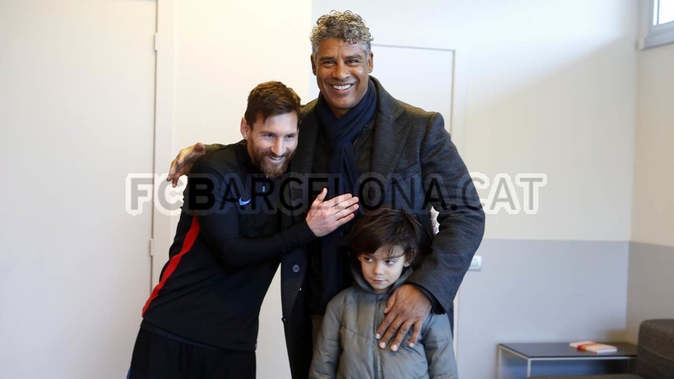 Frank Rijkaard bất ngờ ghé thăm Barcelona - Bóng Đá