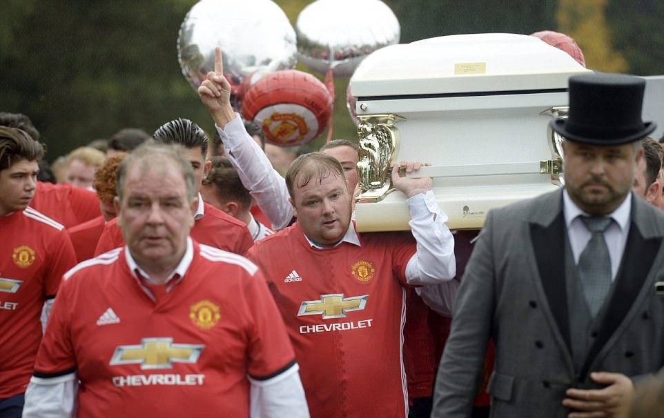 Áo đấu Man Utd ngập tràn đám tang của CĐV đặc biệt - Bóng Đá