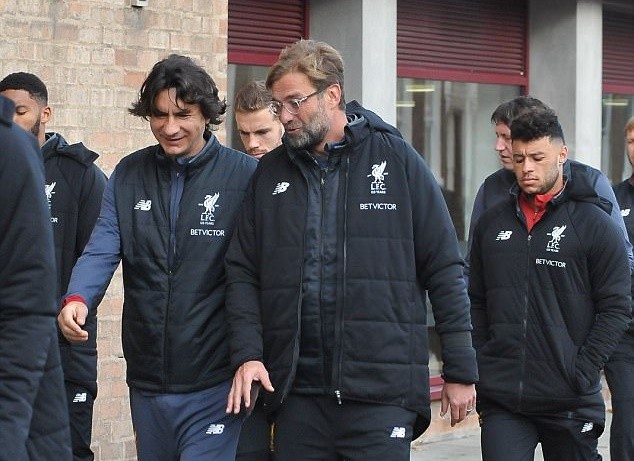 Trước đại chiến M.U, Klopp & Dàn sao Liverpool đi dạo phố - Bóng Đá