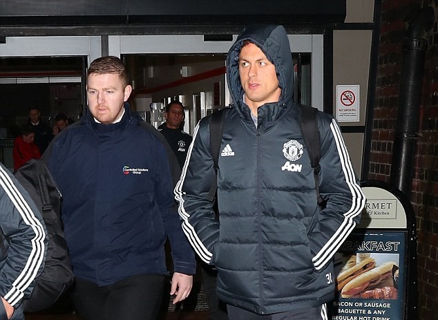 Dàn sao Man United trở lại Manchester - Bóng Đá