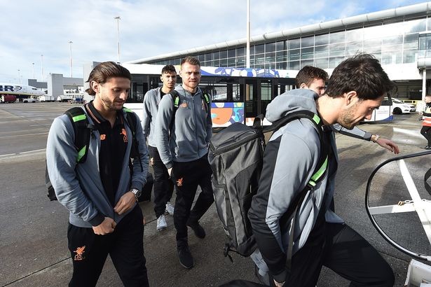 Liverpool binh hùng tướng mạnh lên đường chờ chiến Sevilla - Bóng Đá
