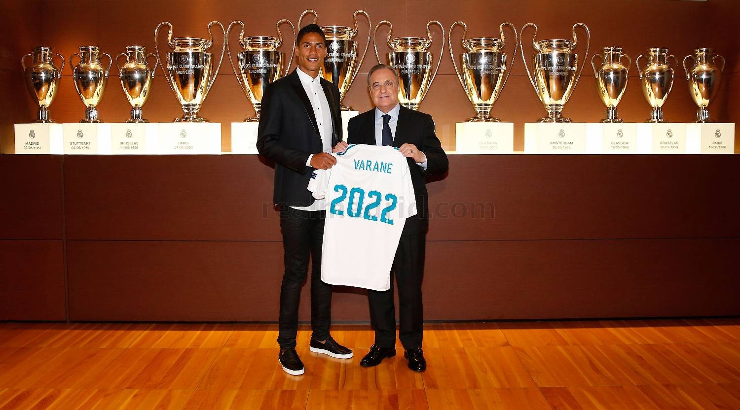 Raphael Varane rạng rỡ gia hạn hợp đồng với Real Madrid - Bóng Đá