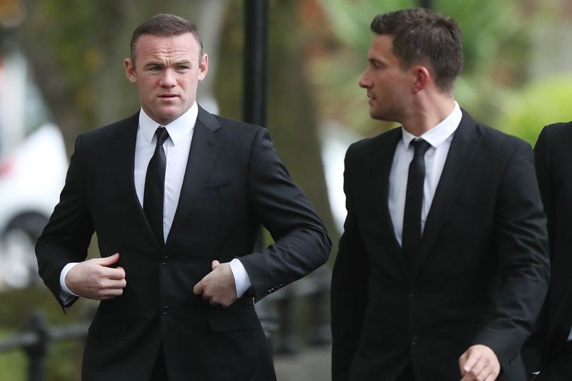 Rooney diện vest bảnh bao đi dự tang lễ - Bóng Đá