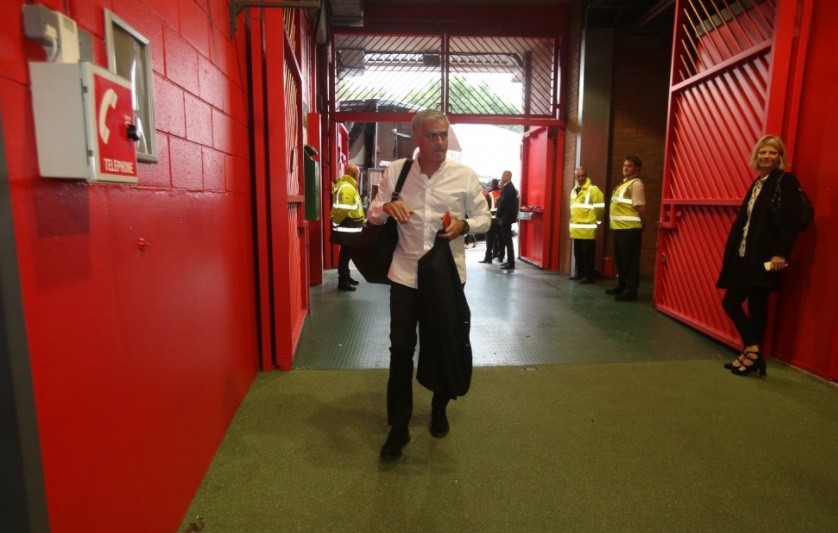Chùm ảnh: Man Utd đến sân Old Trafford - Bóng Đá