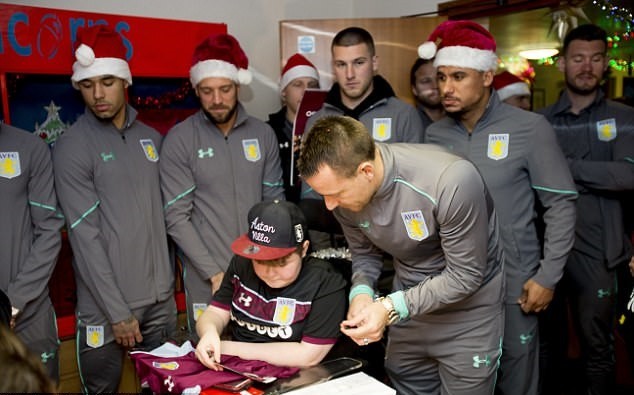 John Terry hóa ông già Noel đi phát quà Giáng sinh - Bóng Đá
