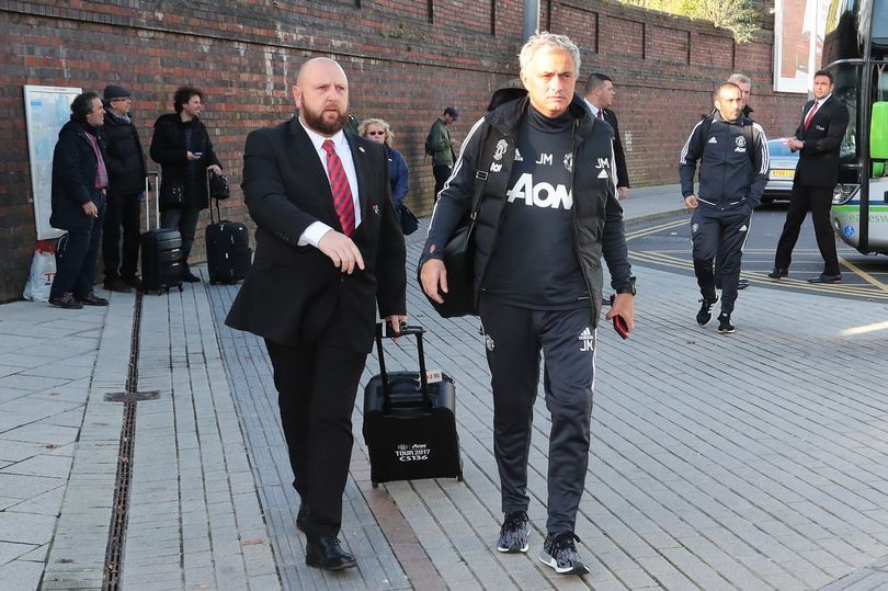 Chùm ảnh Man Utd hành quân đến London - Bóng Đá