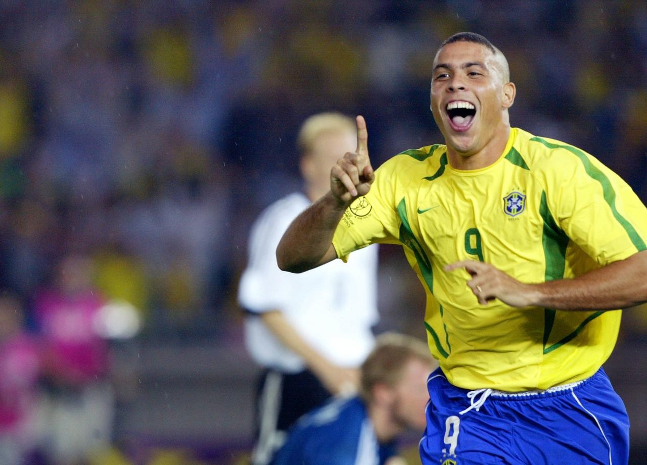 Ronaldo loại CR7, chọn Messi vào đội hình vĩ đại nhất lịch sử - Bóng Đá