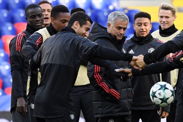 Mourinho trầm tư trên sân tập M.U trước trận chiến CSKA Moscow - Bóng Đá
