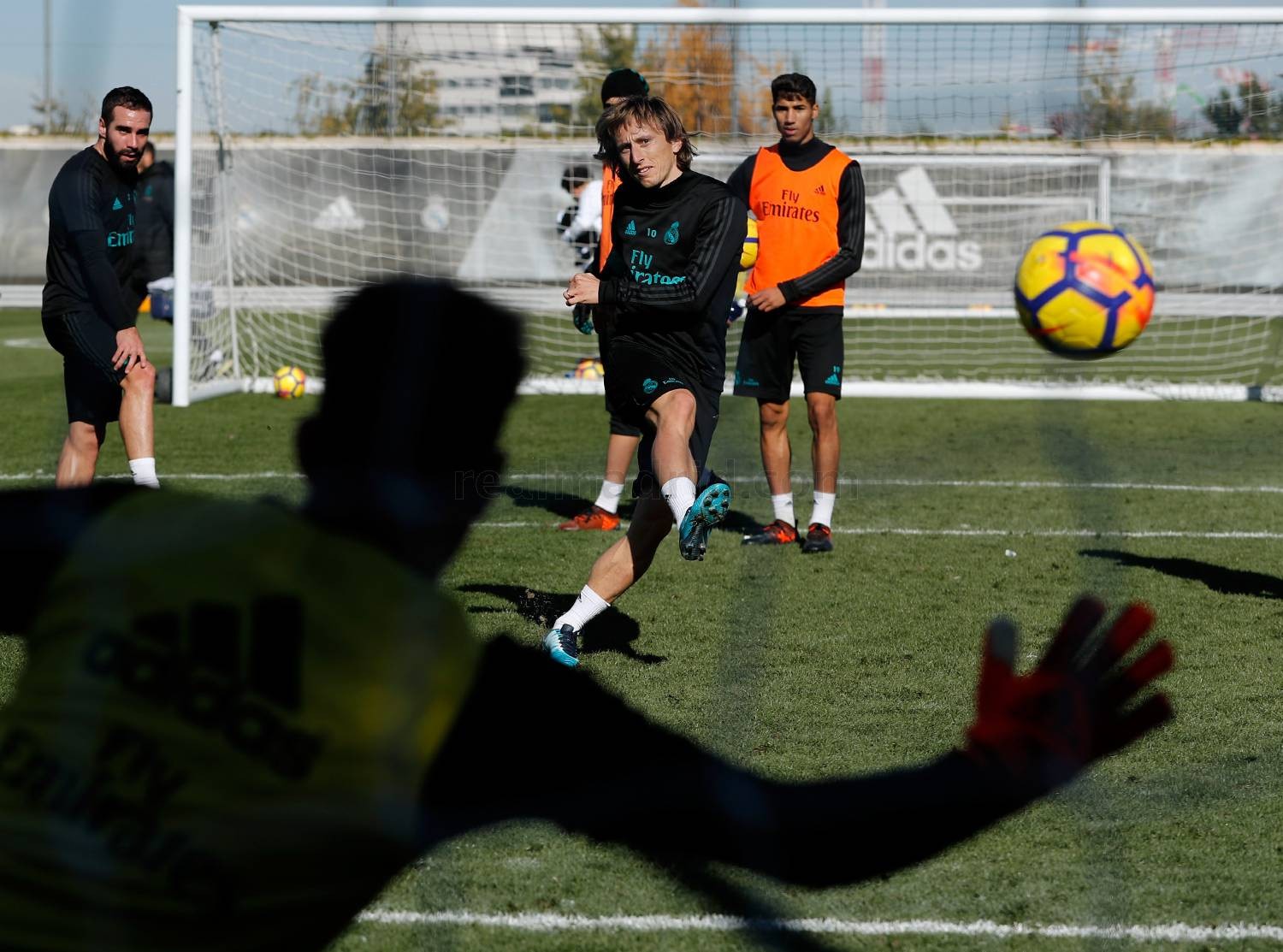 CHÙM ẢNH: Real Madrid đón dàn sao khủng trở lại tập luyện - Bóng Đá