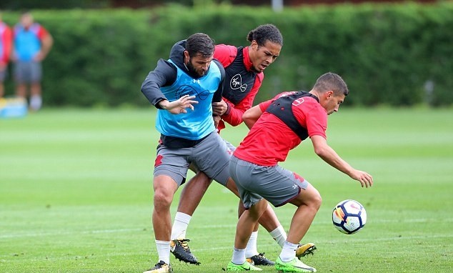 Không thể tới Liverpool, Van Dijk ngoan ngoãn trở lại tập luyện - Bóng Đá