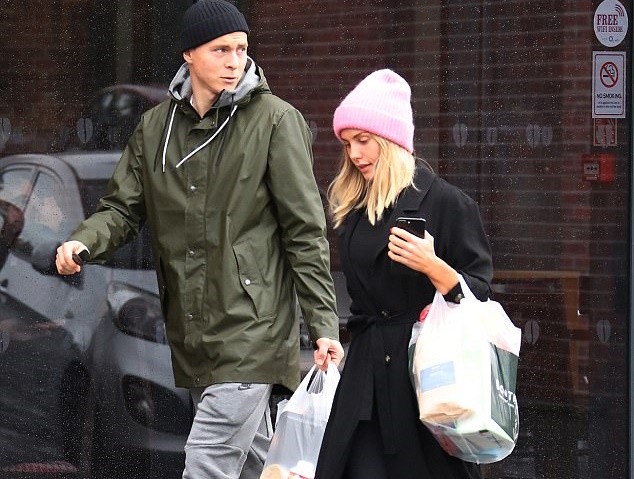 Mặc đại chiến Liverpool, Lindelof rảo bước đi shopping - Bóng Đá