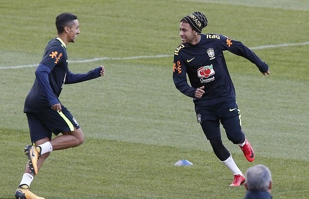 Neymar cười thả ga khi trở về tập trung cùng tuyển Brazil - Bóng Đá