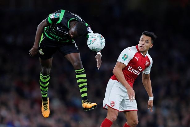 Walcott nổ súng, Arsenal nhẹ nhàng đi tiếp ở League Cup - Bóng Đá