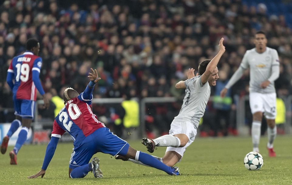Mourinho méo mặt chứng kiến M.U khóc hận trước Basel - Bóng Đá