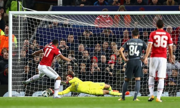 5 điểm nhấn Man Utd 2-0 Benfica: Pháo đài OTF và 'những đứa trẻ' của Mourinho  - Bóng Đá