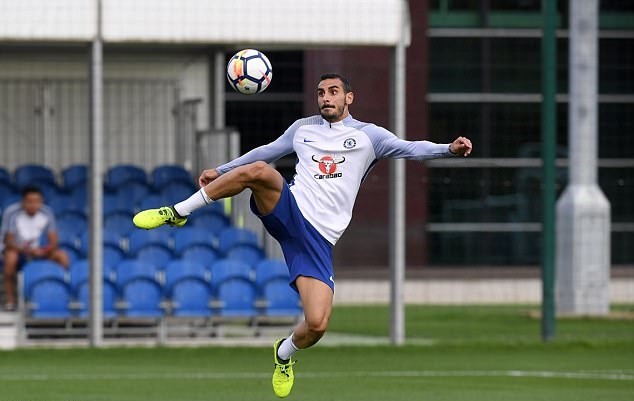 Sân tập Chelsea nhộn nhịp trở lại - Bóng Đá