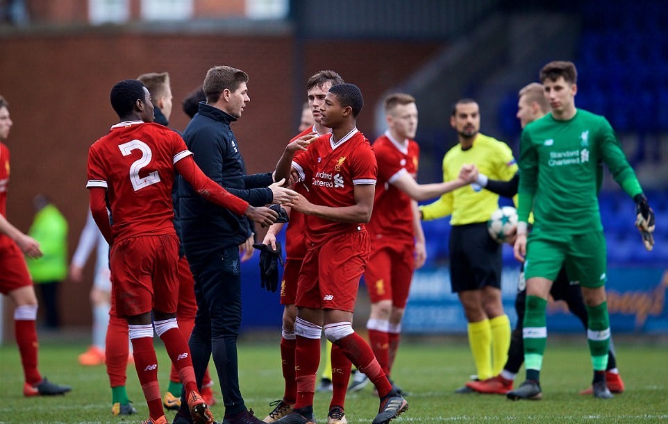 Gerrard phải ra tay khi cầu thủ trẻ Liverpool bị phân biệt chủng tộc - Bóng Đá