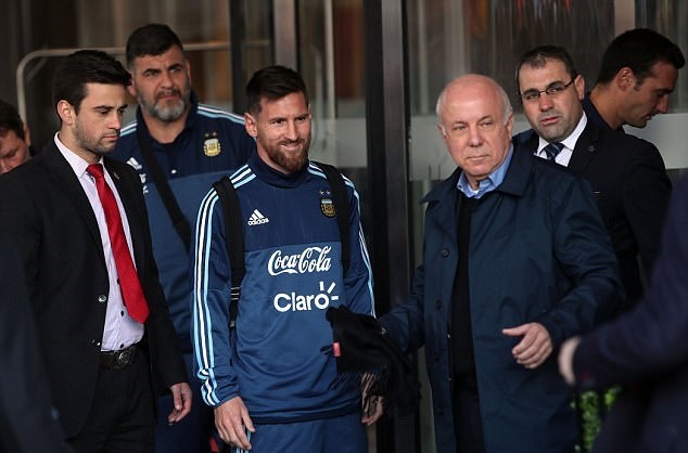 Messi bị vây kín khi đặt chân đến Uruguay - Bóng Đá