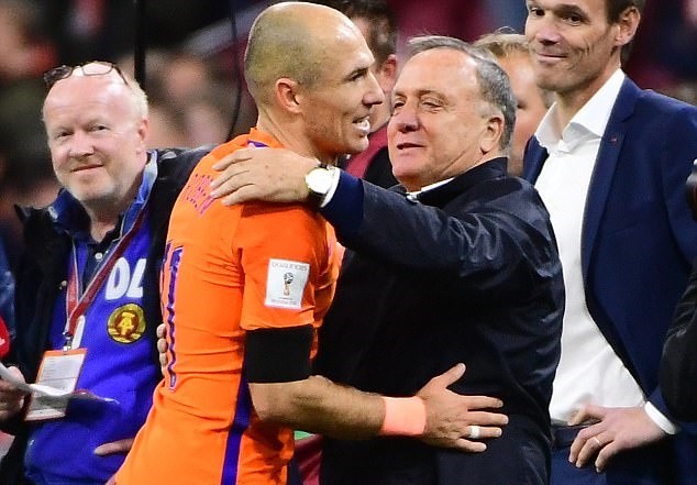 Nghẹn nước mắt ngày Arjen Robben chia tay 'Cơn lốc màu da cam' - Bóng Đá