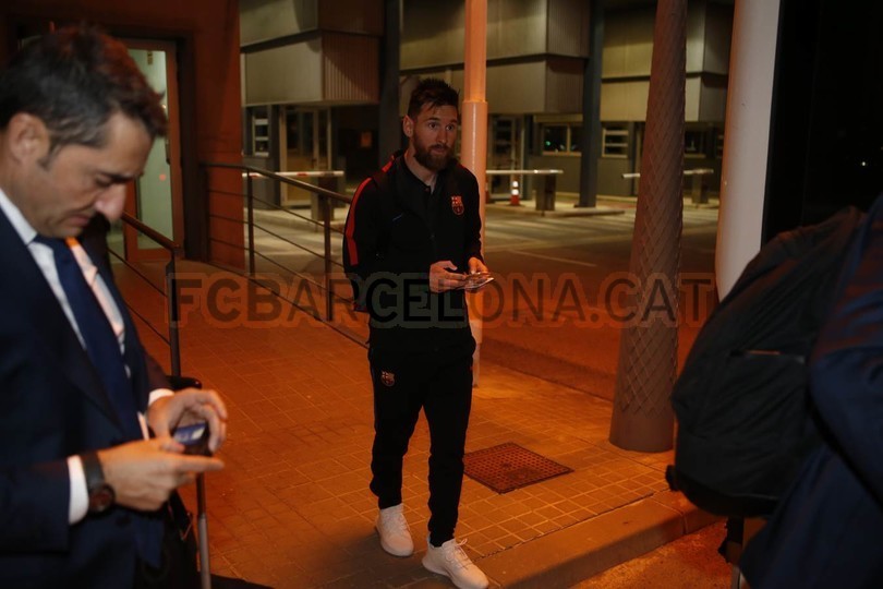 ẢNH BARCELONA HÀNH QUÂN ĐẾN MADRID TRONG ĐÊM - Bóng Đá