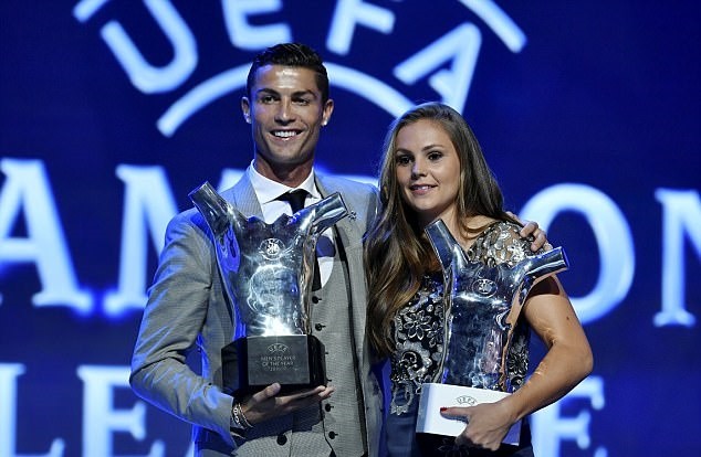 Ronaldo bảnh bao ôm trọn 2 giải thưởng cao quý - Bóng Đá
