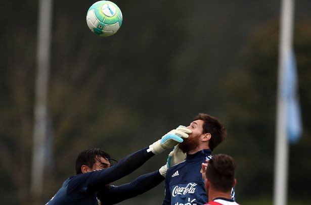 Romero đấm thẳng mặt Messi trong buổi tập thứ 2 của Argentina - Bóng Đá