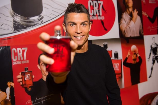 Ronaldo ra mắt nước hoa - Bóng Đá