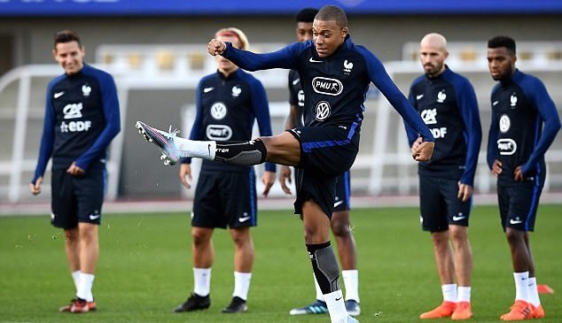 Cả đội đứng nhìn Mbappe dứt điểm điệu nghệ trong buổi tập thứ 2 - Bóng Đá