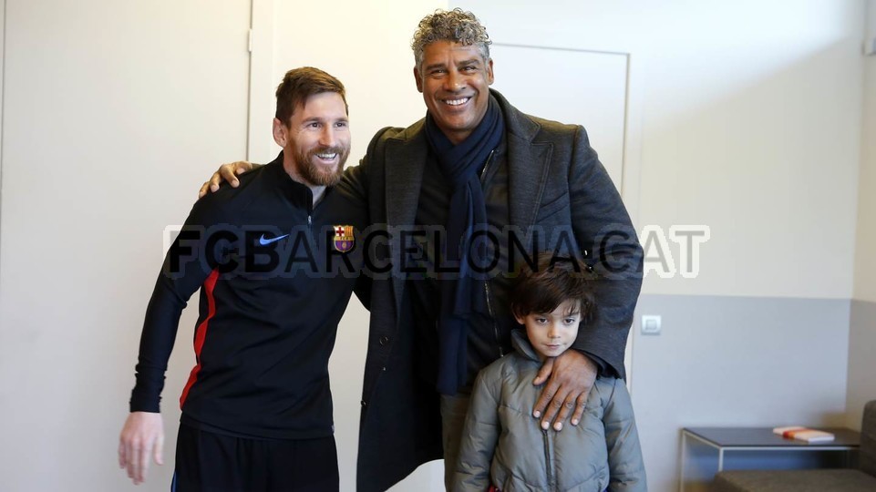 Frank Rijkaard bất ngờ ghé thăm Barcelona - Bóng Đá
