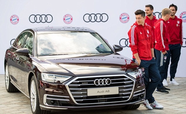 Chùm ảnh: Dàn sao Bayern Munich nhận siêu xe Audi - Bóng Đá