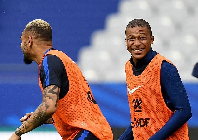 Sắp sang PSG, Mbappe cười như 'trúng được mùa' ở buổi tập thứ 2 - Bóng Đá