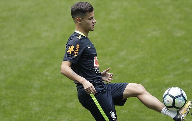 Coutinho đùa giỡn với Firmino trên sân tập, dẹp tan nghi ngờ - Bóng Đá