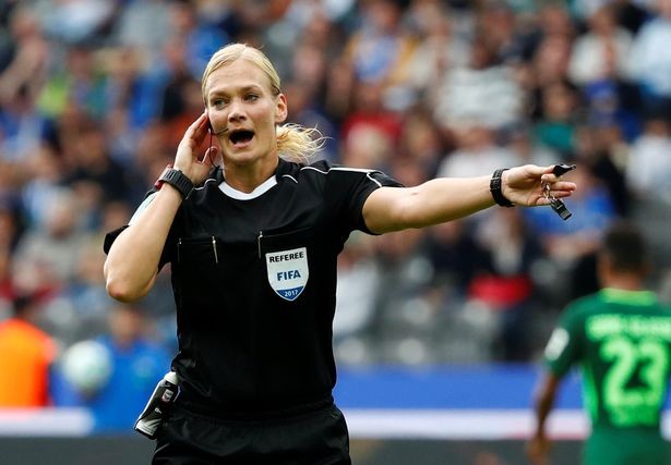 Nữ trọng tài đầu tiên cầm còi ở Bundesliga - Bóng Đá