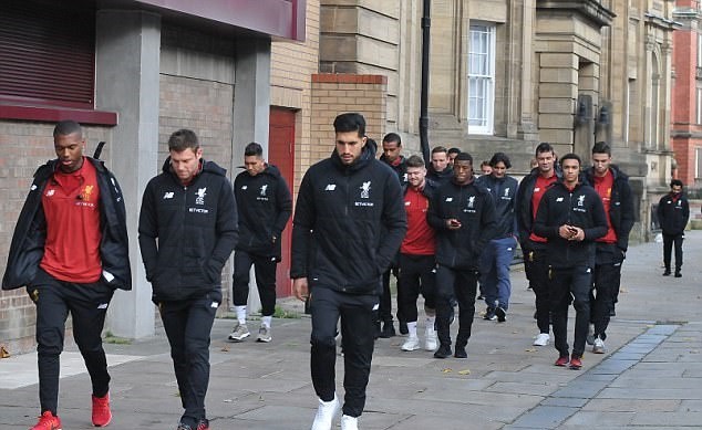 Trước đại chiến M.U, Klopp & Dàn sao Liverpool đi dạo phố - Bóng Đá