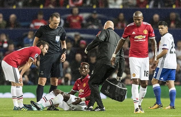 Pogba tập tễnh dùng nạng rời sân Old Trafford - Bóng Đá