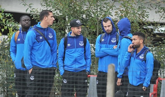 Rooney và đồng đội có mặt ở London, chờ chiến Chelsea - Bóng Đá