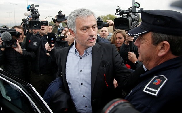 CẬN CẢNH: Mourinho 'chạy vắt giò lên cổ' để kịp chiến Chelsea - Bóng Đá