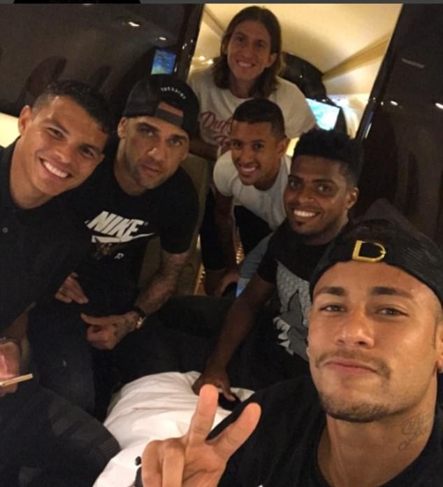 Neymar và dàn sao Brazil cùng đáp chuyên bay trở lại châu Âu - Bóng Đá