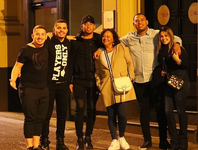 Được 'xả trại', Gabriel Jesus đi dự sinh nhật bạn thân - Bóng Đá