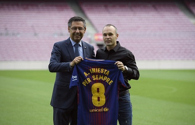 Andres Iniesta rạng rỡ gắn bó 'trọn đời' với Barcelona - Bóng Đá