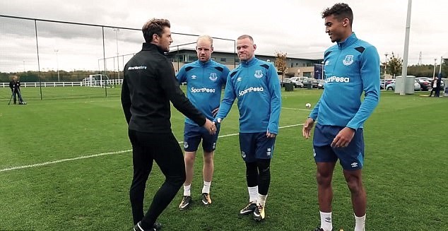 Wayne Rooney ngã sấp mặt trong buổi tập của Everton - Bóng Đá