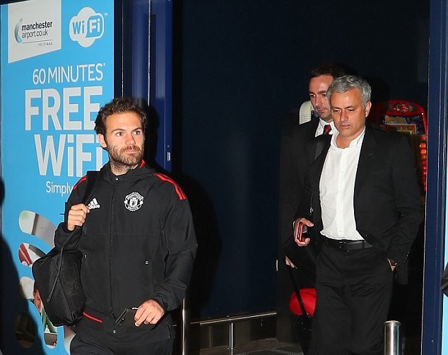 Ảnh Man Utd trở lại Anh - Bóng Đá